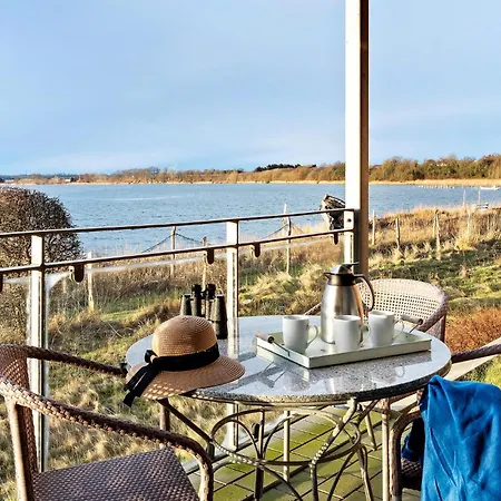 Beautiful In With House Sea View شقة
